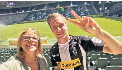  ?? FOTO: MGMG ?? Alice Häuser, Produzenti­n des „#DeinMG Image-Films“mit Borussen-Profi Patrick Herrmann im Stadion.