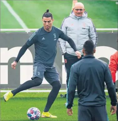  ??  ?? Cristiano en el entrenamie­nto de la Juventus previo al partido del Lyon de esta noche..