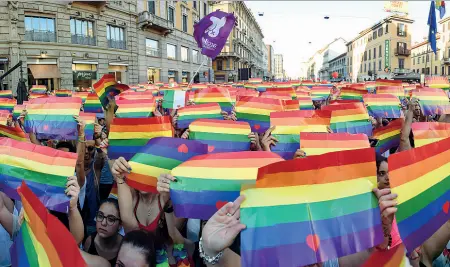  ??  ?? Colorati Il Milano Pride ha visto sfilare dalla Centrale a piazza Oberdan migliaia di persone con lo slogan: «Civili, ma non abbastanza»