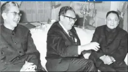  ??  ?? 鄧小平(右)1974年訪美，來到華爾道夫飯店會見­季辛吉(中)，商討中美關係。 （取材自新京報網）