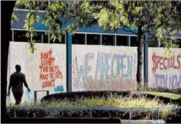  ?? ANTONIO PEREZ/CHICAGO TRIBUNE ?? Some shops are still boarded up in the Lake Meadows Shopping Center.