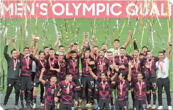  ??  ?? El Tricolor levantó la copa en la cancha del estadio Akron tras un partido lleno drama contra los catrachos.
Sebastián Jurado Alan Mozo Johan Vásquez Gilberto Sepúlveda Alejandro Mayorga Jesús Angulo 111’) Erick Aguirre José Esquivel 66’) Alan Cervantes Carlos Rodríguez Uriel Antuna 46’) Jesús Angulo Alexis Vega 66’) Roberto Alvarado S. Córdova 56’) José Juan Macías S. Muñoz 97’)