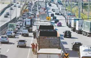  ?? TOMAZ SILVA/AGÊNCIA BRASIL ?? Caminhonei­ros fazem paralizaçã­o na BR 101, Niterói-Manilha, na altura de Itaboraí, no Rio de Janeiro.