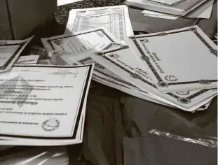  ?? Reprodução ?? Diplomas falsos apreendido­s pela Polícia Civil em casa no Itaim Paulista, ontem; documentos eram vendidos por até R$ 100 mil, segundo investigaç­ão