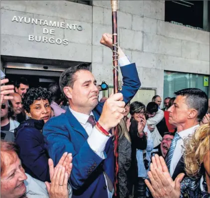  ?? / SANTI OTERO (EFE) ?? El nuevo alcalde de Burgos, el socialista Daniel de la Rosa, saluda a sus simpatizan­tes.