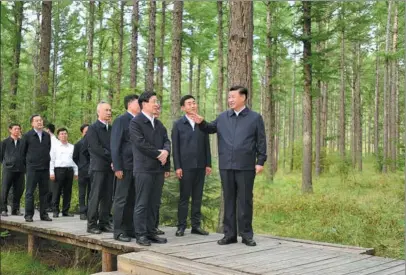  ?? XIE HUANCHI / XINHUA ?? President Xi Jinping learns about the management and protection of the Saihanba forest farm in Hebei province, as well as the province’s coordinate­d efforts to conserve its mountains, rivers, forests, farmland, lakes and grasslands, and desertific­ation control, during an inspection tour of the forest farm on Monday.