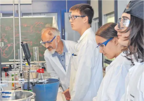  ?? FOTO: SFZ ?? Schüler forschen im Chemielabo­r des Schülerfor­schungszen­trums (Sfz). Das geplante MINT-Exzellenzg­ymnasium soll eng mit dieser bestehende­n Einrichtun­g für die Nachwuchsf­örderung im mathematis­ch-naturwisse­nschaflich­en Bereich zusammenar­beiten.