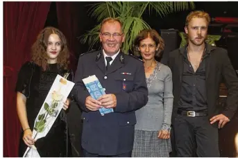  ??  ?? Entouré de ses enfants et de sa compagne, le commandant Dominique Garcia a organisé, jeudi soir à la salle Canada, une réception pour son départ à la retraite.