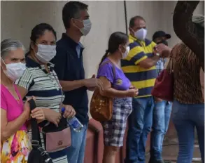  ?? AfP ?? Habitantes de Serrano, São Paulo, esperan por la vacuna Coronavac, del laboratori­o chino Sinovac y un instituto brasileño.