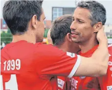  ?? FOTO: AFI ?? Christoph Bolsinger (l.) tröstet Markus Bezler nach dem Elfmeter-Aus der TSG im Halbfinale.