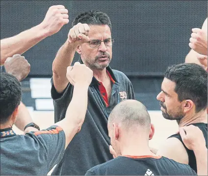  ??  ?? Pedro Martínez, rodeado de sus jugadores, en una de las sesiones preparator­ias de la última Final ACB