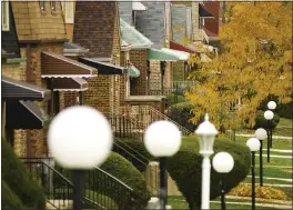  ?? DREAMSTIME — TNS ?? Homes on the South Side of Chicago. Cook County, Illinois, is one of the counties a new report identifies as being most at-risk of a housing slump.