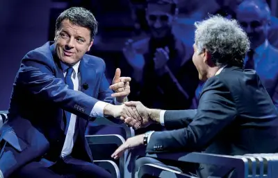  ??  ?? Su La7 Matteo Renzi, 43 anni, ieri ospite del programma di Massimo Giletti, 55 anni, Non è L’arena