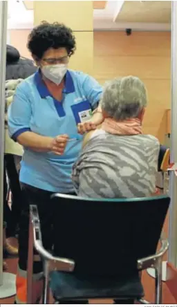  ?? JUAN CARLOS MUÑOZ ?? Una enfermera administra la vacuna contra el Covid-19 en Sevilla.