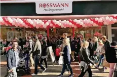  ?? RP-FOTO: NIC ?? Die Schadowstr­aße war am Samstag voll, und viele Passanten zog es auch in die neue Rossmann-Filiale.