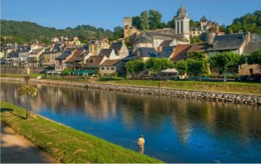  ??  ?? Ce village tranquille est un spot de renommée mondiale. En ses terres, a été mise au jour la plus belle
grotte ornée du Paléolithi­que. Depuis février 2020, Lascaux est officielle­ment accolé à son nom, Montignac.