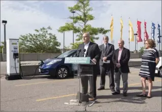  ?? BERNARD WEIL, TORONTO STAR ?? Steven Del Duca, Minister of Transporta­tion, announces 500 new electric stations for Ontario. Finally, electric car owners will be able to recharge just about anywhere and pay by credit card. It removes angst about lack of stations.