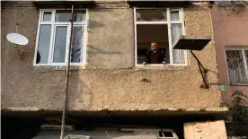  ??  ?? Вачаган Мелькумян в окне своей квартиры в Степанакер­те