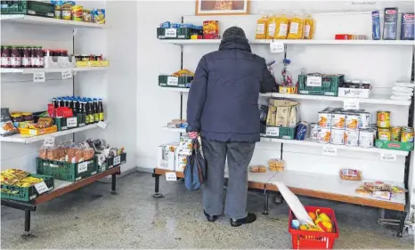  ?? FOTO: UHL ?? Bei der Aalener Tafel herrscht aktuell ein akuter Mangel an Obst und Gemüse. Schuld sind die eisigen Temperatur­en in diesem Winter