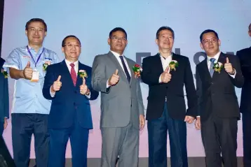  ??  ?? (From left) Woo, Mah Sing Group Bhd group managing director Tan Sri Hoy Kum Leong, Saifuddin, Chua, and MRCA immediate past president Datuk Liaw Choon Liang giving a thumbs up during the launch of the expo.