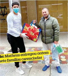  ??  ?? Solidaried­ade: Matheus entregou ontem alimentos a sete familias carenciada­s
