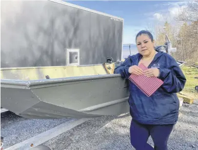  ?? AARON BESWICK ■ THE CHRONICLE HERALD ?? Sylvia Bernard with tags for her lobster traps issued by the Pictou Landing First Nation that will for the first time be respected by DFO.