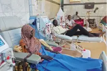  ?? AFP ?? Sudanese patients suffering from kidney failure, undergo a dialysis treatment at the Soba Hospital in southern Khartoum.