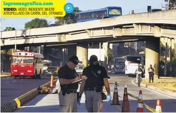  ??  ?? Atropello. Una persona murió atropellad­a por un microbús particular en el carril del SITRAMSS.