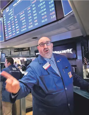  ?? Getty ImaGeS pHOtO ?? BIDDING UP: Traders on the New York Stock Exchange were kept busy yesterday, as the Dow Jones industrial average closed at its fourth consecutiv­e record high.