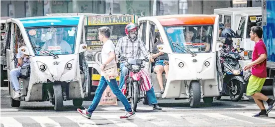  ?? PHOTOGRAPH­S BY YUMMIE DINGDING FOR THE DAILY TRIBUNE @tribunephl_yumi ?? E-TRIKES plying the Taft Avenue to Divisoria route pass by United Nations Avenue in Manila on Thursday,15 February as the MMDA, LTO and LTFRB announced plans to implement mandatory registrati­on for e-bikes and e-trikes, along with driver’s license requiremen­ts.