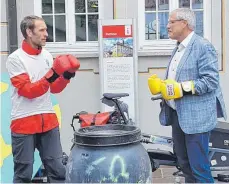  ?? FOTO: STADTVERWA­LTUNG ?? Bürgermeis­ter Andreas Denzel (r.) boxte mit Michael Bilharz im Sommer die CO2-Tonne.