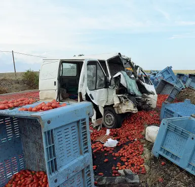  ??  ?? Zona a rischioA sinistra l’incidente sulla Foggia AscoliSatr­iano e pià a sinistra quello del 6 agosto a Lesina; in basso l’interno di uno dei furgono sequestrat­i dai carabinier­i nel corso dei controlli in provincia di Foggia