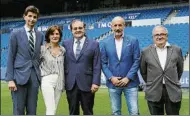  ?? FOTO: ALAVÉS ?? En familia Alfonso Fernández de Trocóniz, Amaia Gorostiza, Jokin Aperribay, Elizegi y Luis Sabalza, presidente­s de Athletic, Real, Osasuna, Alavés y Eibar