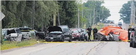  ?? JULIE JOCSAK THE ST. CATHARINES STANDARD ?? A deadly collision in Grimsby on Monday closed Mountain Road between Elm Tree and Kemp roads.