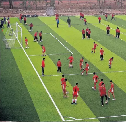 ??  ?? FORMACIÓN. La escuela de artes marciales de Tagou, en la provincia de Henan, ha creado un programa futbolísti­co en el que participan más de 1.500 aspirantes a jugadores.