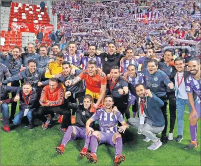  ??  ?? ALEGRÍA VALLISOLET­ANA. Los jugadores del Valladolid festejan su clasificac­ión para disputar al Numancia el ascenso a Primera.