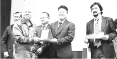  ??  ?? Ewon (second right) presenting a token of appreciati­on to retired KPLB deputy permanent secretary Sualim Sanan.
