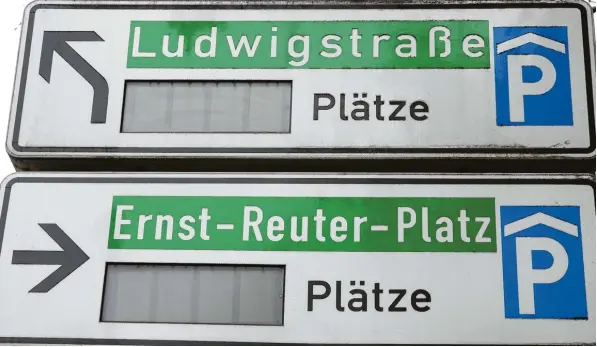  ?? Foto: Peter Fastl ?? Das Augsburger Parkleitsy­stem steht still. Nun soll die Arbeit an einem neuen System beginnen.