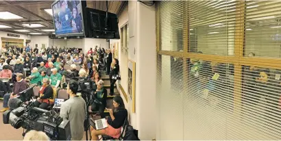  ?? LUIS SÁNCHEZ SATURNO/THE NEW MEXICAN ?? The crowd at Wednesday’s City Council meeting filled every inch of the council chamber and spilled over into a hallway filled with people watching through windows and listening through a speaker system.