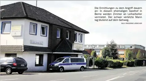  ?? BILD: FMIEDEMIKE LIEBSCHEM ?? Die Ermittlung­en zu dem Angriff dauern an: In diesem ehemaligen Gasthof in Berne werden Zimmer an Leiharbeit­er vermietet. Der schwer verletzte Mann lag blutend auf dem Gehweg.