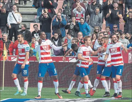  ?? FOTO: EFE ?? Alegría entre los jugadores del Granada Los de Lucas Alcaraz lograron el primer triunfo del presente campeonato