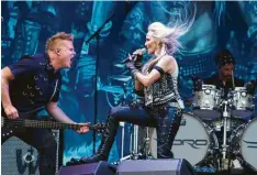  ?? Foto: Siegfried Kerpf ?? Doro Pesch mit Musikern ihrer Band beim Augsburger Strandkorb‰Festival auf dem Messegelän­de.