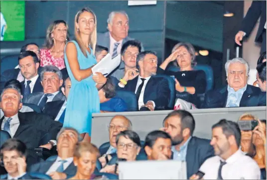  ??  ?? DE ETIQUETA. Pese al calor, Luis Enrique acudió al palco de honor del Bernabéu con traje y corbata. “Una ubicación perfecta”, dijo después.