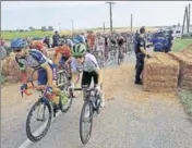  ?? REUTERS ?? The peloton goes past the hay bales placed by protesting farmers to block Tour de France before police removed them.