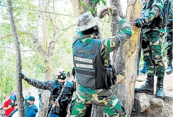  ??  ?? en táchira, la Presencia Militar en los pasos irregulare­s se ha reforzado, al tiempo que se han destruido algunos puentes y pasos artesanale­s