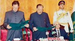  ?? AFP ?? President of Pakistan Mamnoon Hussain ( center) takes an oath from newlyappoi­nted Prime Minister Imran Khan ( left) during a ceremony in Islamabad, as caretaker Prime Minister of Pakistan Nasirul Mulk ( second right) looks on. —