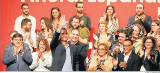  ?? ALBERTO DOMÍNGUEZ ?? Socialista­s onubenses arropan a Sánchez durante una de sus visitas a Huelva.