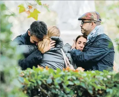  ?? MARISCAL / EFE ?? Amigos y familiares de los encarcelad­os, ayer en los jardines de la Villa de París, en Madrid