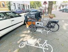  ?? FOTO: RUHNAU ?? Lastenräde­r sind in Flingern angesagt , am Hermannpla­tz gibt es auch einen der insgesamt noch raren Lastenrad-Parkplätze.