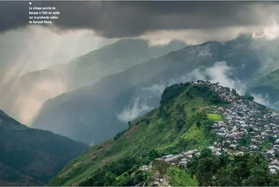  ??  ?? Le village perché de Barpak (1 950 m) veille sur la profonde vallée du Daraudi Khola.